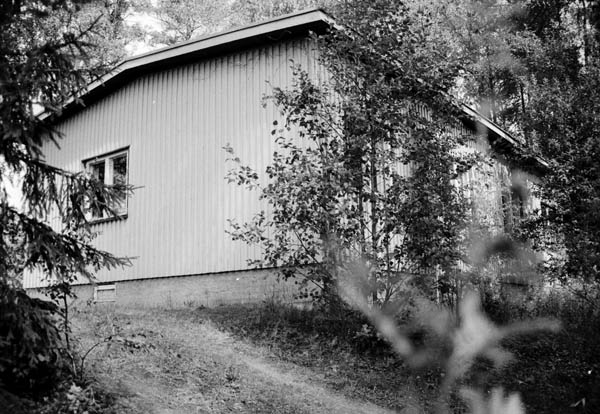 Asuinrakennus etelästä.&nbsp;(Iiris Virtasalo&nbsp;1999)