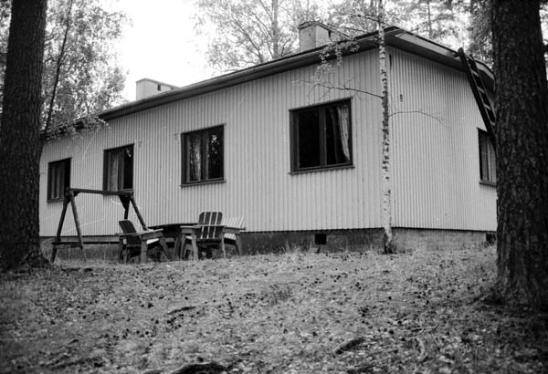 Asuinrakennus idästä.&nbsp;(Iiris Virtasalo&nbsp;1999)