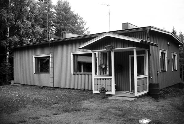 Asuinrakennus lännestä.&nbsp;(Iiris Virtasalo&nbsp;1999)