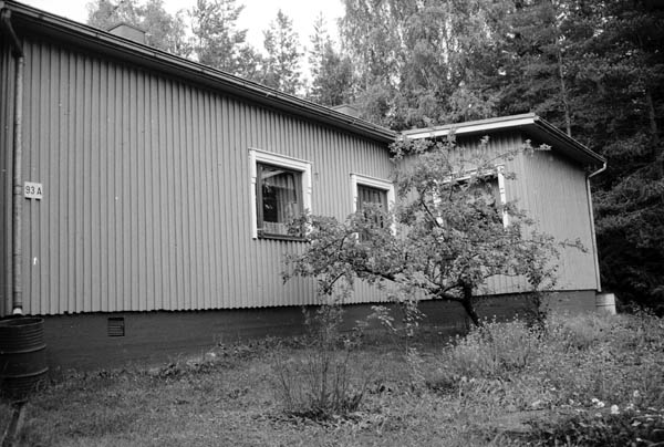 Asuinrakennus etelästä.&nbsp;(Iiris Virtasalo&nbsp;1999)