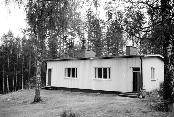 Asuinrakennus lännestä.&nbsp;(Iiris Virtasalo&nbsp;1999)