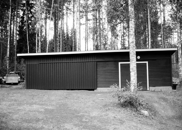 Varasto/autotalli kaakosta&nbsp;(Iiris Virtasalo&nbsp;1999)