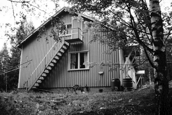 Asuinrakennus kaakosta.&nbsp;(Iiris Virtasalo&nbsp;1999)