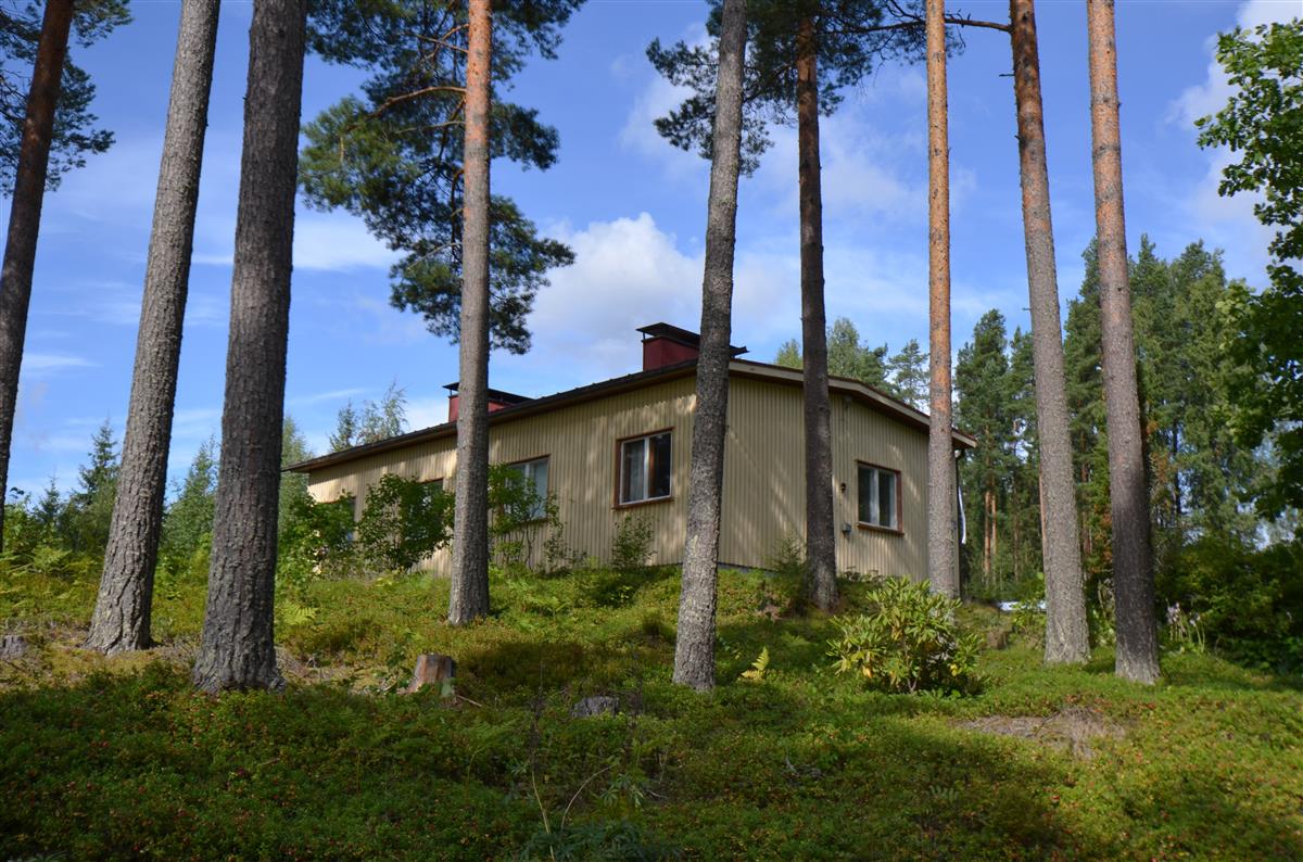 Kesäniementie 101:n päärakennus idästä päin kuvattuna.&nbsp;(Päivi Makkonen&nbsp;2026)