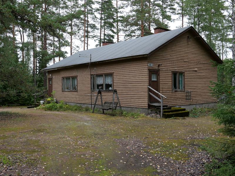 Aliupseeritalo, Korpelanranta 38. Erona esim. Kantturaniemen vastaaviin ulkolaudoitus on vaakasuuntainen.&nbsp;(Noora Virtanen&nbsp;1.9.2020)