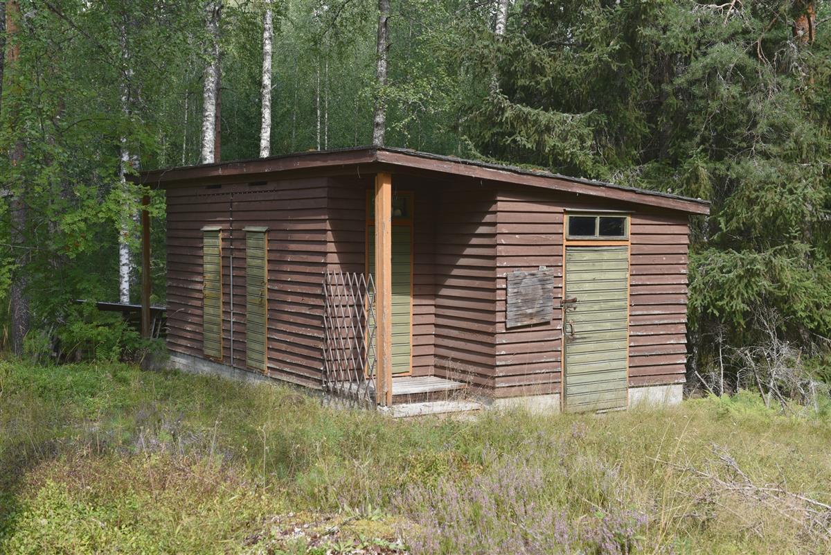 Kaikki kolme ulkorakennusta on alkuperäisessä asussaan, ja samanvärisiä.&nbsp;(Teija Ahola&nbsp;2025)