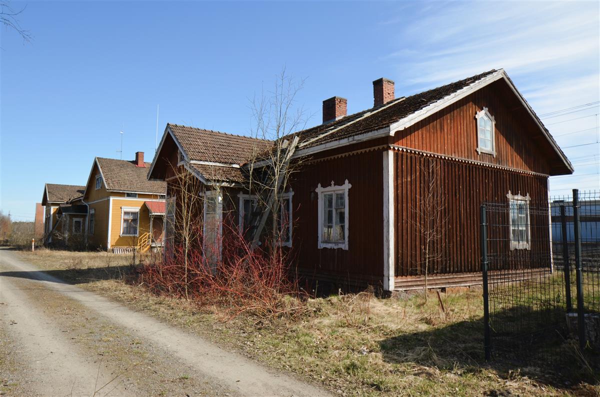 Luumäen rautatieaseman viereinen asuinrakennus luoteesta päin kuvattuna. Taustalla asemarakennus.&nbsp;(Päivi Makkonen&nbsp;2026)