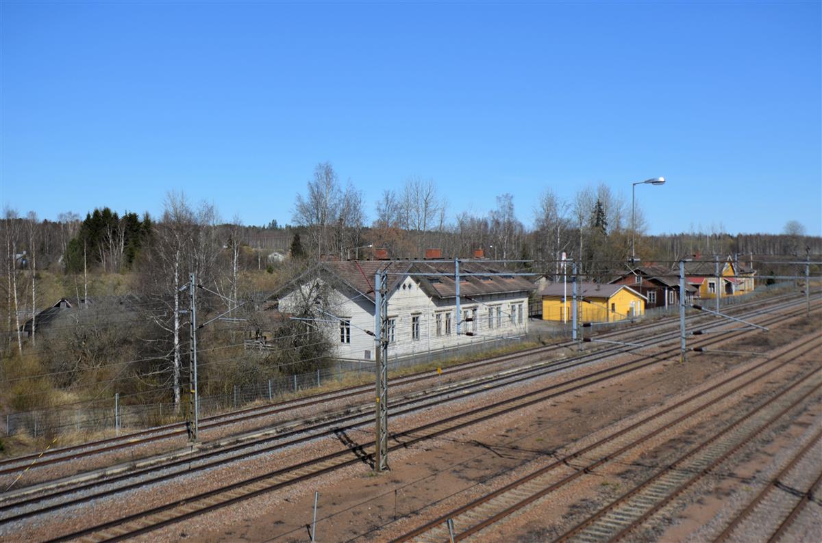 Näkymä Suoanttilantien sillalta aseman alueelle, kohti koillista. Vasemmalla rautatieläisten asuinrakennus, oikealla asemarakennus.&nbsp;(Päivi Makkonen&nbsp;2026)