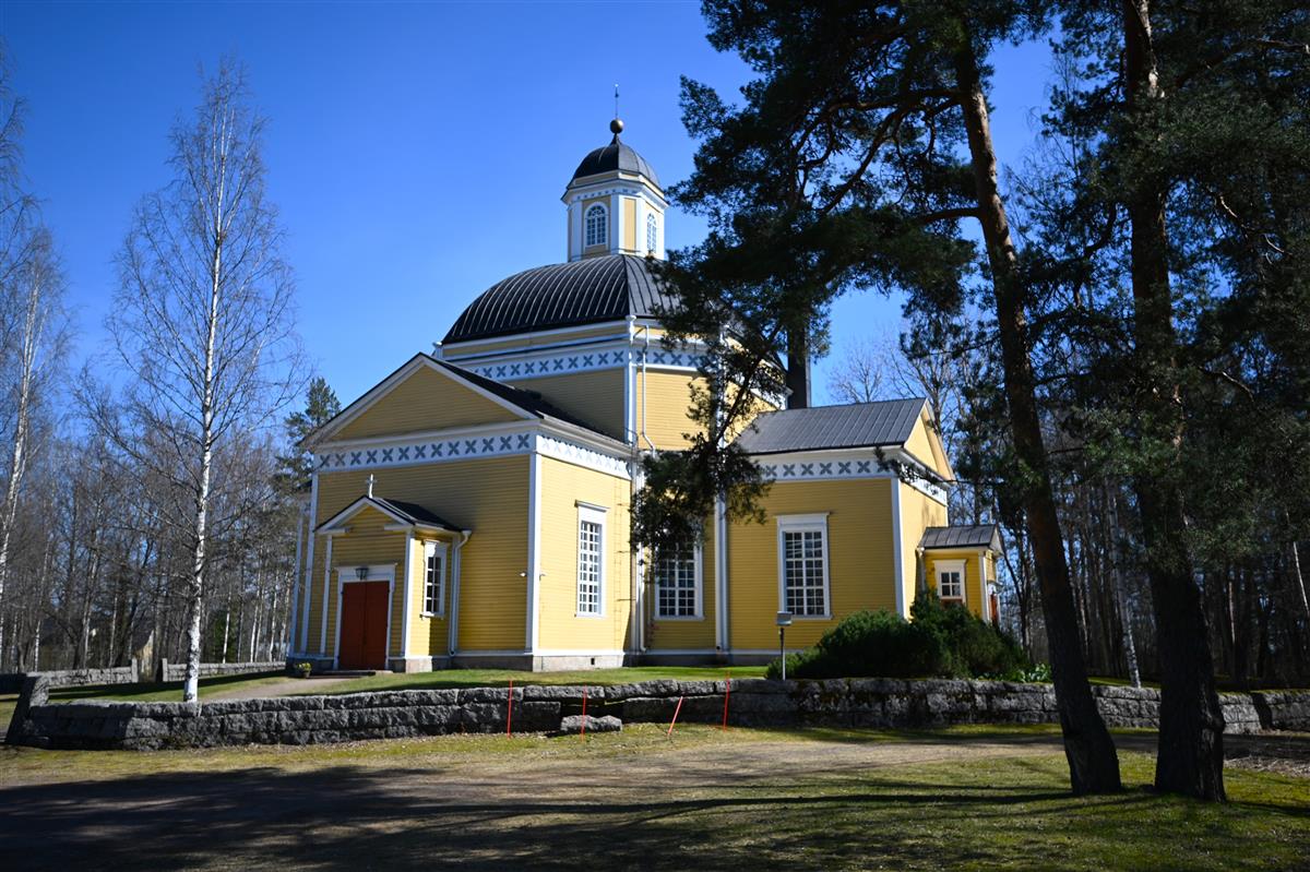 Näkymä kellotapulin suunnasta kohti koillista ja Luumäen kirkkoa.&nbsp;(Päivi Makkonen&nbsp;2026)