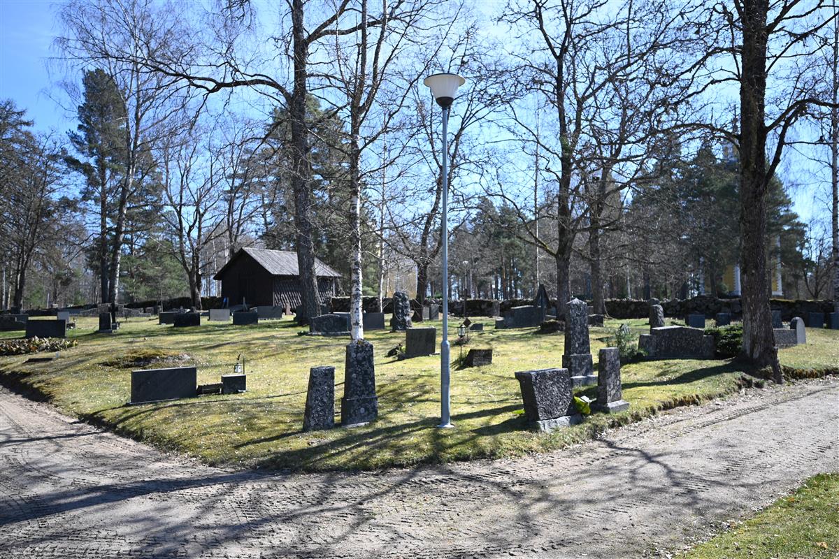 Näkymä Kirkon hautausmaalta kohti paarihuonetta ja kirkkoa, kaakkoon päin kuvattuna.&nbsp;(Päivi Makkonen&nbsp;2026)