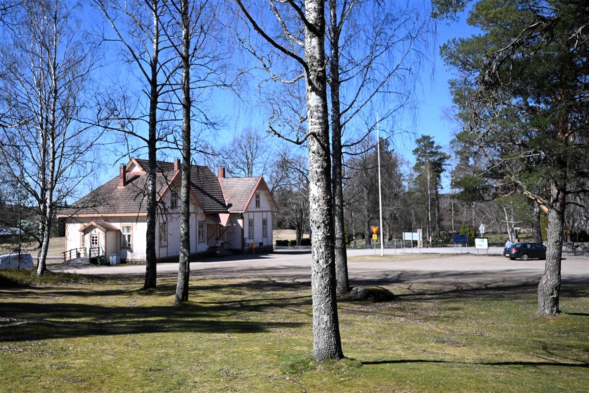 Näkymä kellotapulilta kohti länttä ja seurakuntataloa. Taustalla Saksalan ja Kirkon hautausmaat.&nbsp;(Päivi Makkonen&nbsp;2026)