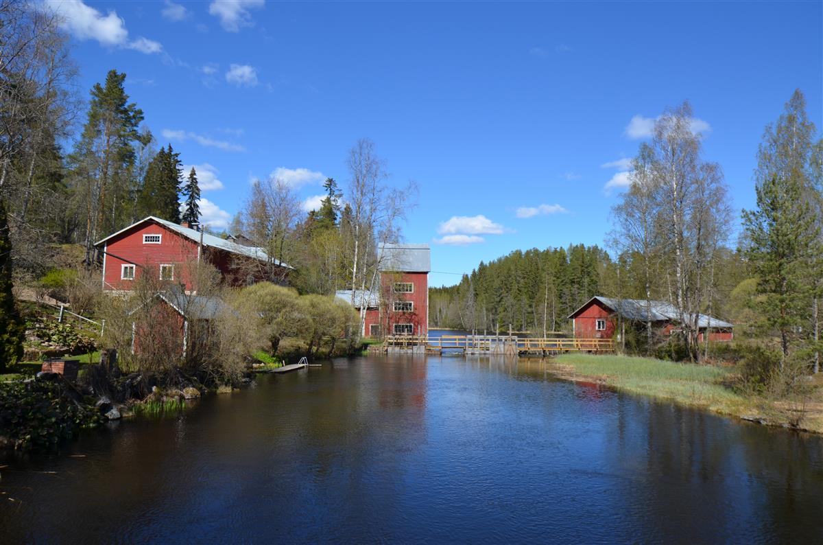 Näkymä Sarkalahdentien sillalta kohti Kannuskosken myllyä ja sahaa.&nbsp;(Päivi Makkonen&nbsp;2026)