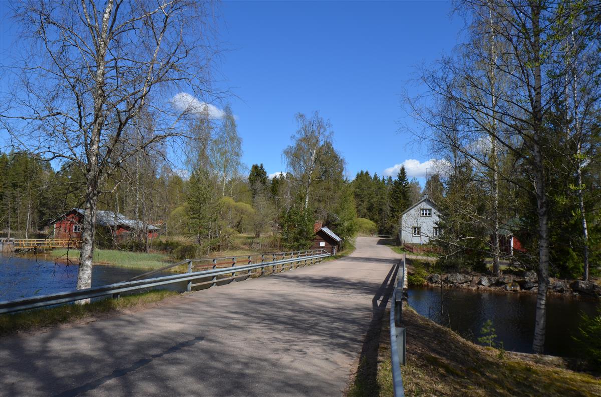 Näkymä Sarkalahdentien sillalta kohti Kannuskosken sahaa ja Mäkilahden tilaa.&nbsp;(Päivi Makkonen&nbsp;2026)