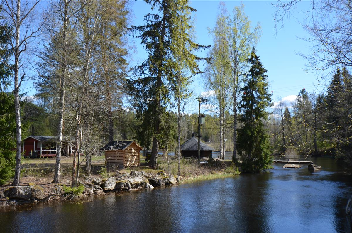Näkymä Sarkalahdentien sillalta kohti Kannuskosken uimarantaa.&nbsp;(Päivi Makkonen&nbsp;2026)