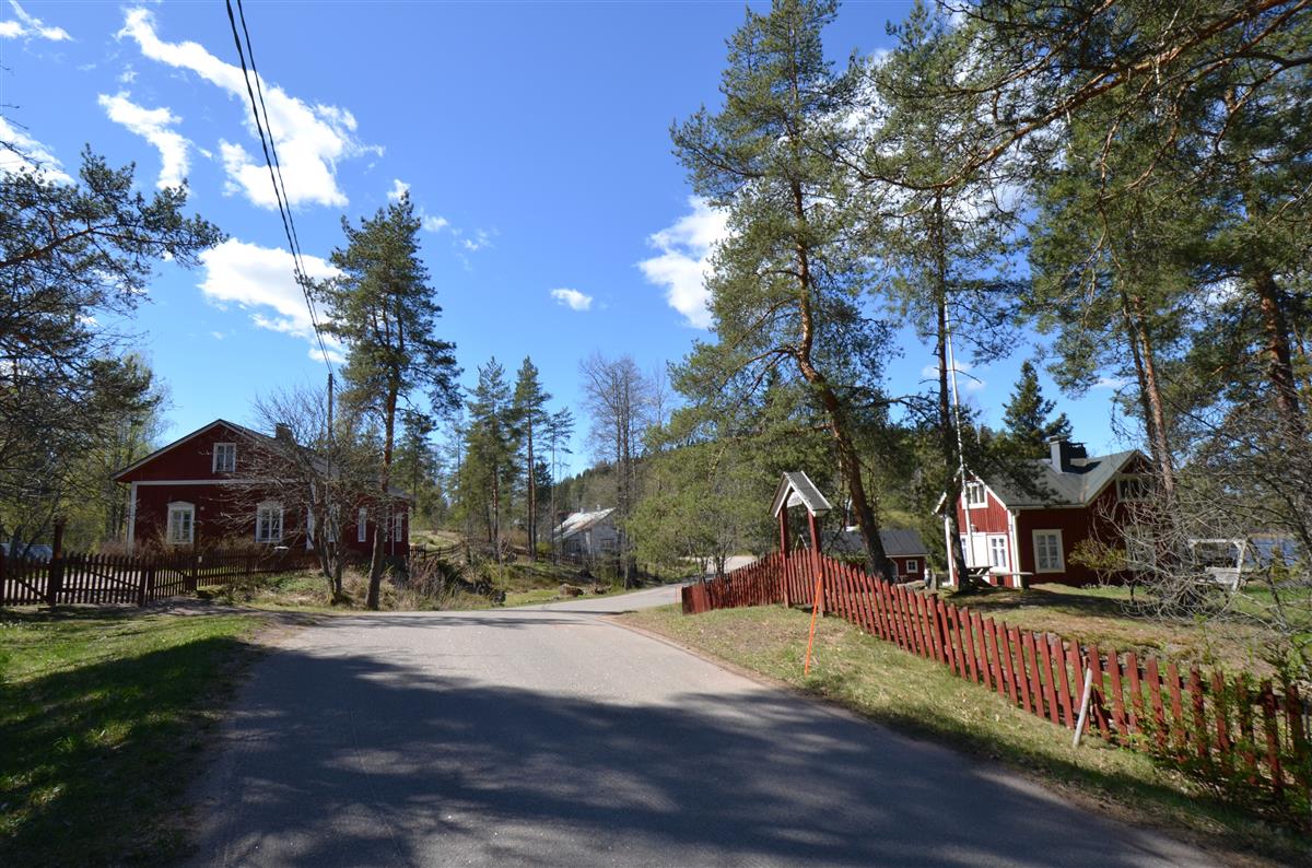 Näkymä Sarkalahdentietä pitkin kohti Rusthollin, Mäkilahden ja Kiviniemen tiloja.&nbsp;(Päivi Makkonen&nbsp;2026)