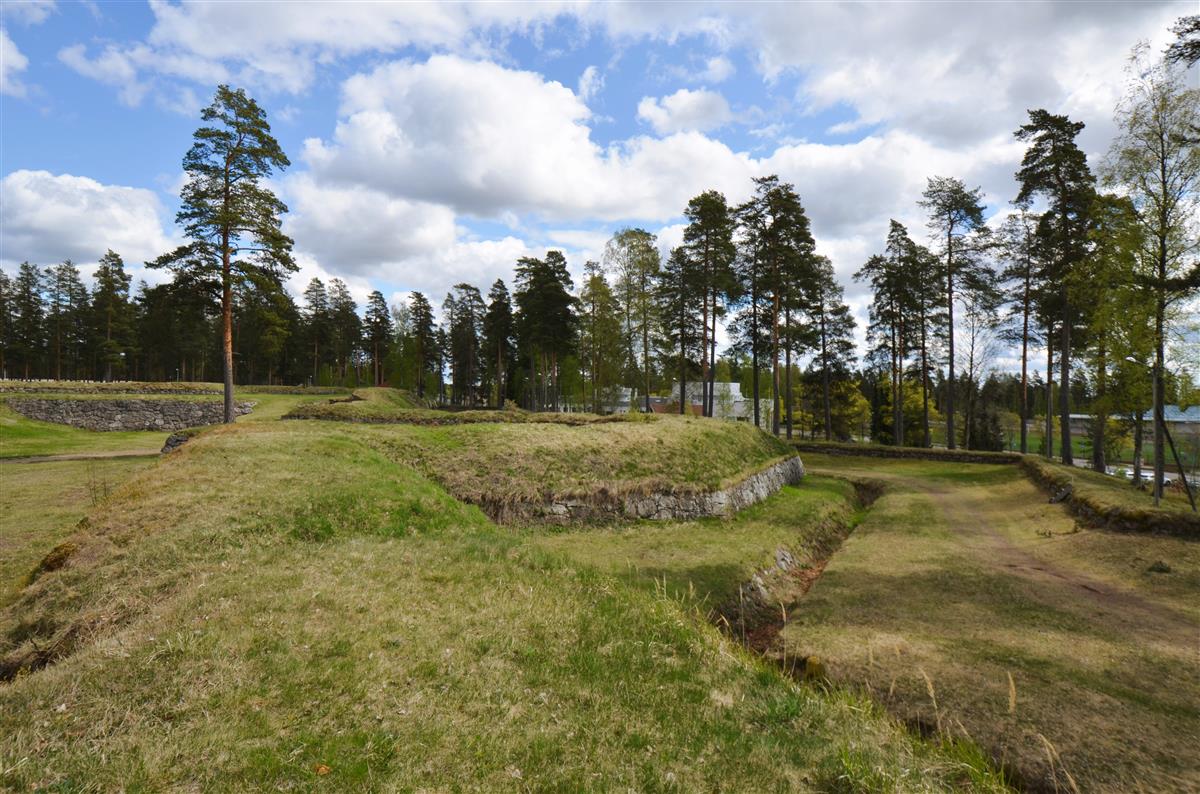 Näkymä Taavetin sisälinnoituksen valleilta lännestä päin kuvattuna. Keskellä taustalla Luumäen kunnantalo.&nbsp;(Päivi Makkonen&nbsp;2026)