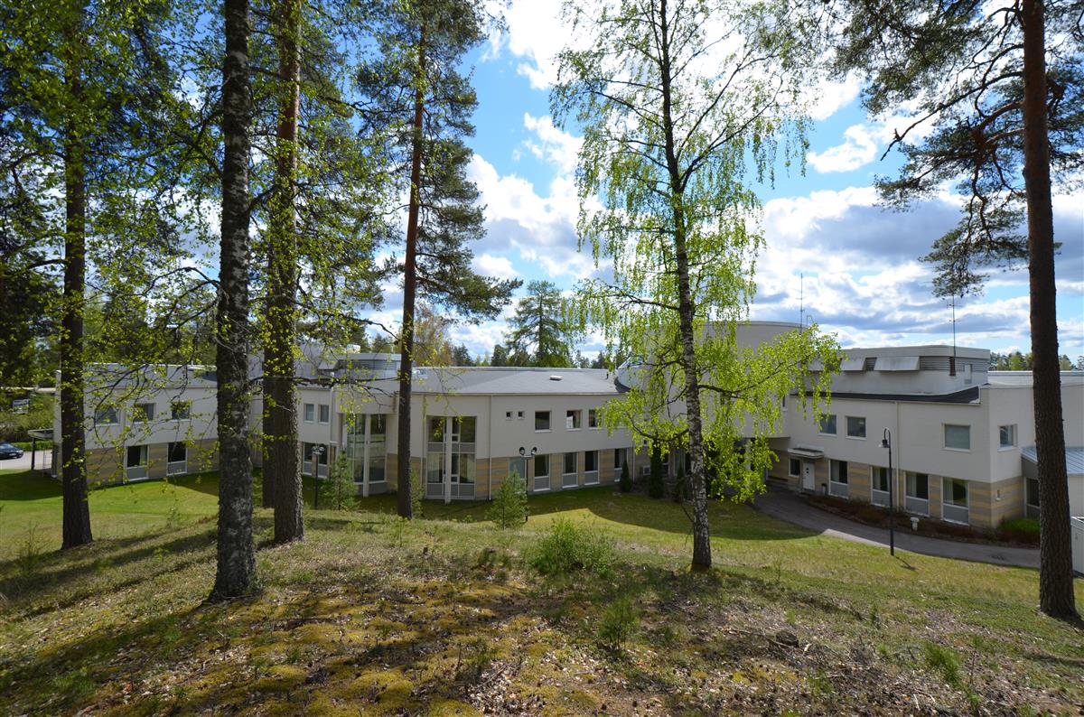 Luumäen kunnantalo Arestirakennuksen suunnasta, luoteesta päin kuvattuna.&nbsp;(Päivi Makkonen&nbsp;2026)