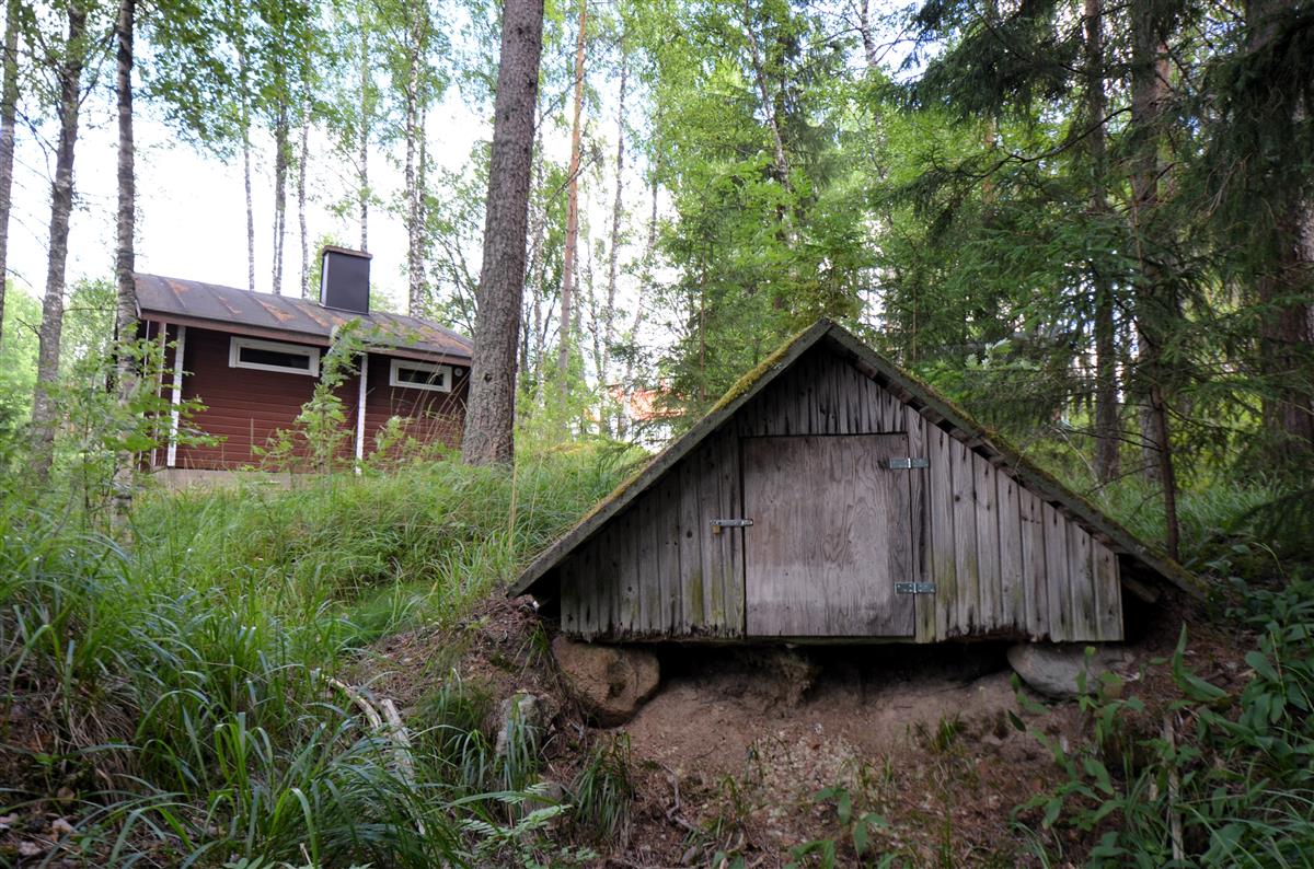 Rantasaunan viereinen maakellari etelästä päin kuvattuna. Saunarakennus taustalla. [Kohteen rakennukseen liitetty kuva]&nbsp;(Päivi Makkonen&nbsp;2026)