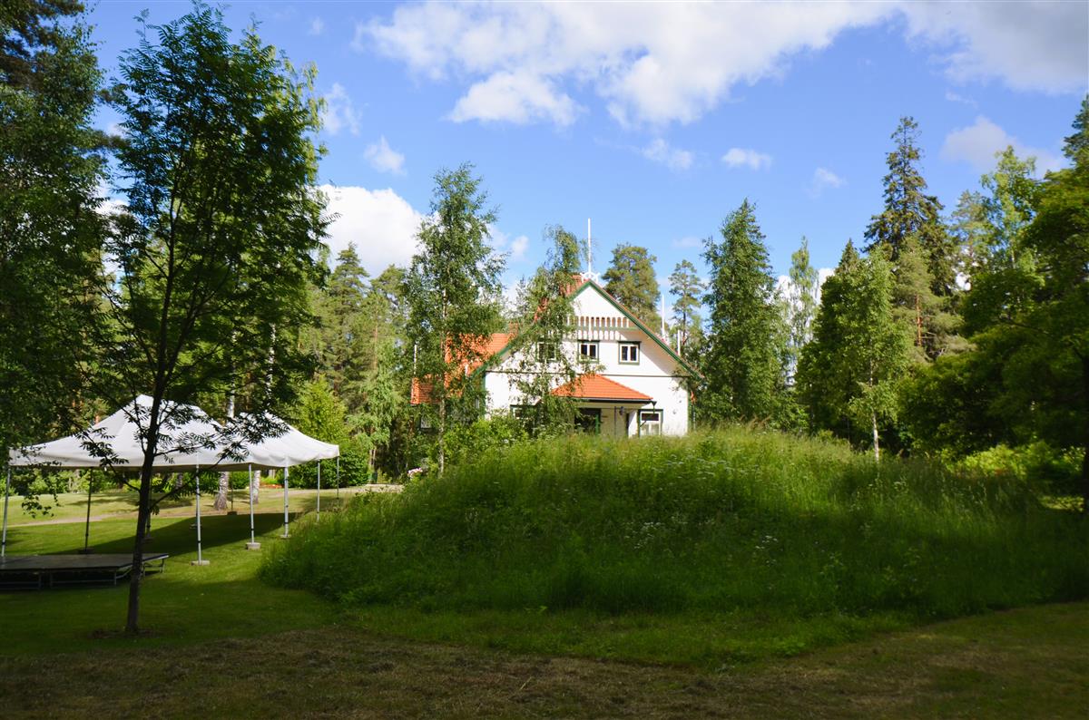 Maakellarin ruohokumpu etelästä päin kuvattuna. Taustalla päärakennus. [Kohteen rakennukseen liitetty kuva]&nbsp;(Päivi Makkonen&nbsp;2026)