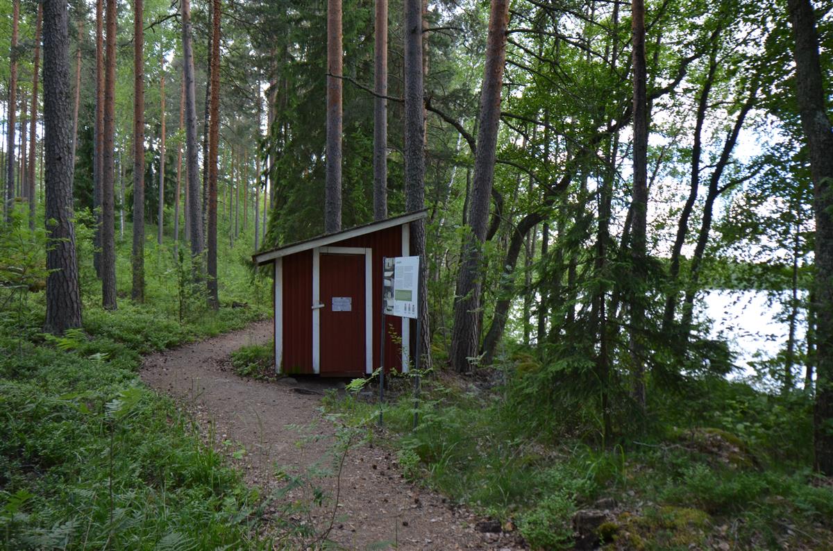 Uimakoppi rantapolulta, pohjoisesta päin kuvattuna. [Kohteen rakennukseen liitetty kuva]&nbsp;(Päivi Makkonen&nbsp;2026)