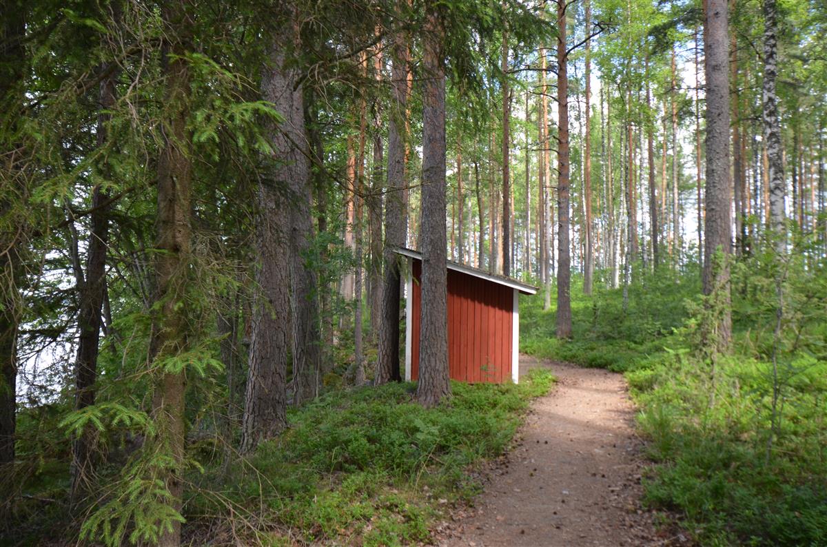 Uimakoppi rantapolulta, etelästä päin kuvattuna. [Kohteen rakennukseen liitetty kuva]&nbsp;(Päivi Makkonen&nbsp;2026)