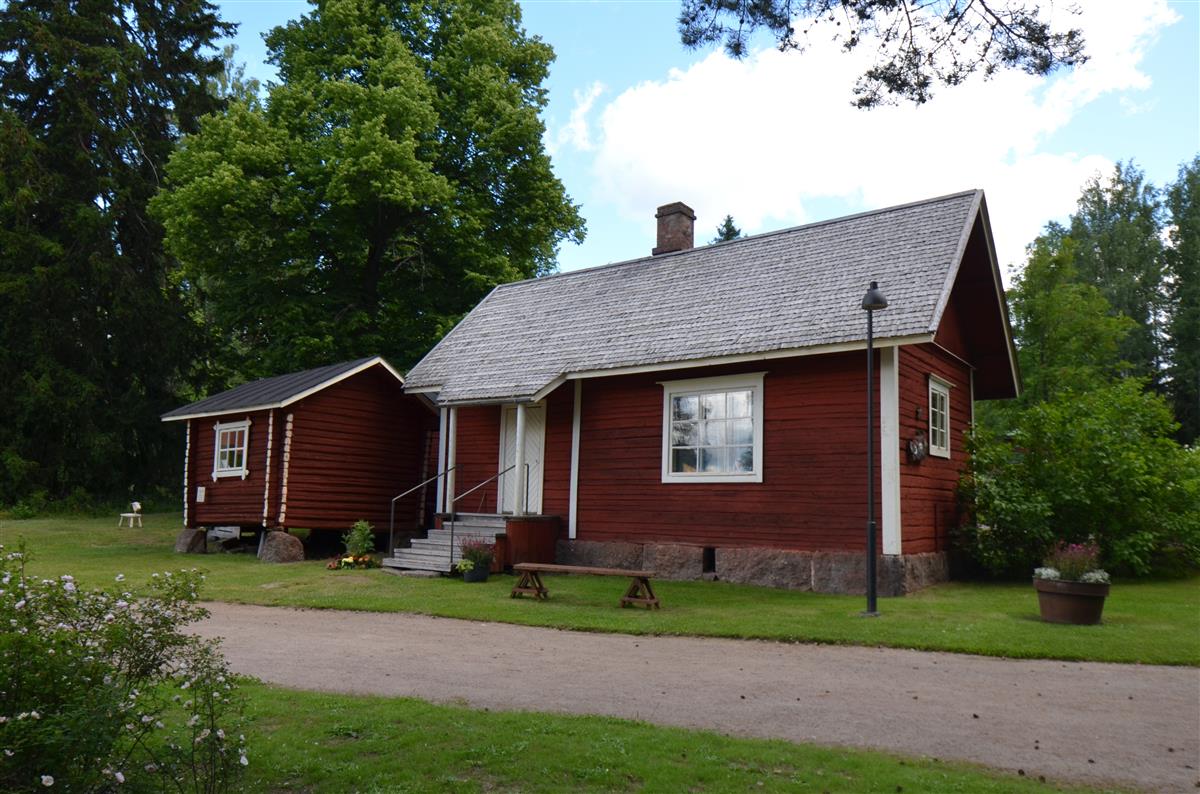 Renkitupa lounaasta päin kuvattuna. Rakennuksen takana vilja- ja jauhoaitat.&nbsp;(Päivi Makkonen&nbsp;2026)