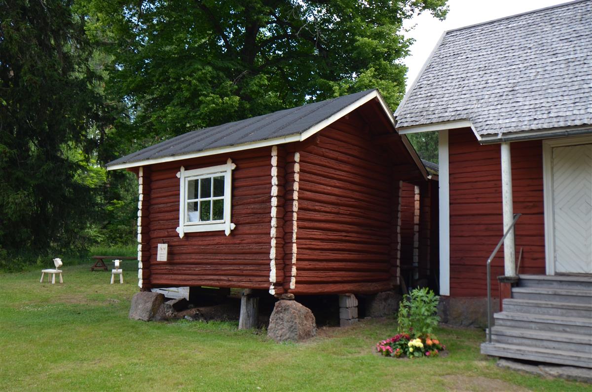 Vilja- ja jauhoaitat lounaasta päin kuvattuna. Oikealla renkitupa. [Kohteen rakennukseen liitetty kuva]&nbsp;(Päivi Makkonen&nbsp;2026)