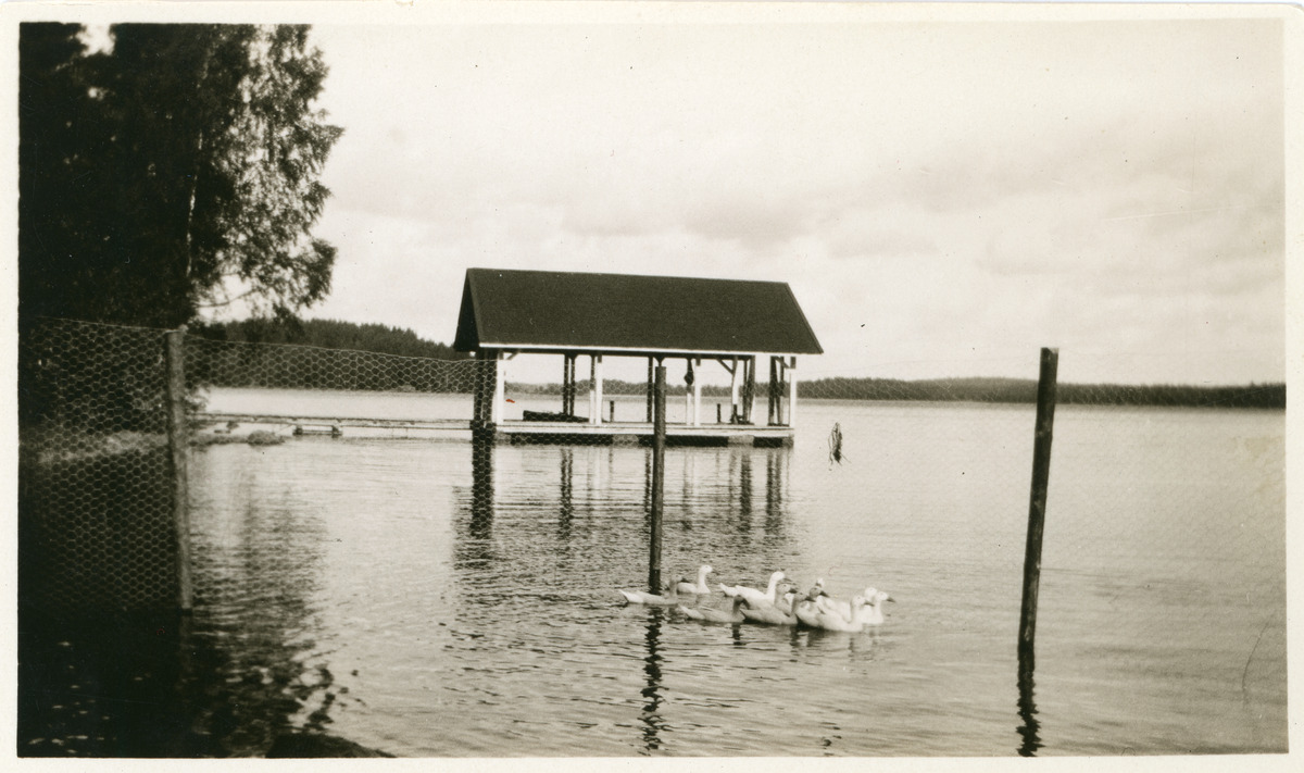 Venekoppoli vuosien 1928–1929 välillä otetussa valokuvassa. [Kohteen rakennukseen liitetty kuva]&nbsp;(Päivi Makkonen&nbsp;2026)