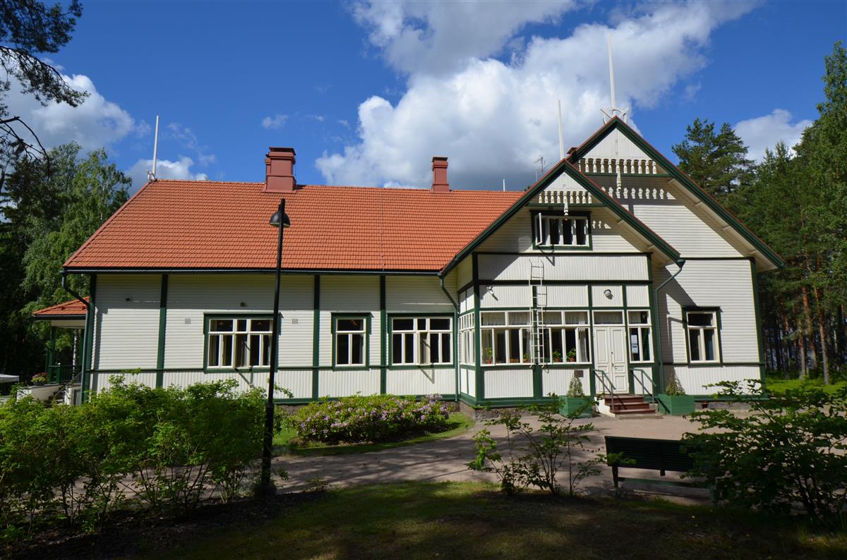 Kotkaniemen päärakennus koillisesta päin kuvattuna.&nbsp;(Päivi Makkonen&nbsp;2026)