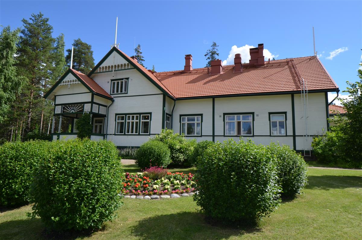 Päärakennus puutarhasta, lounaasta päin kuvattuna.&nbsp;(Päivi Makkonen&nbsp;2026)
