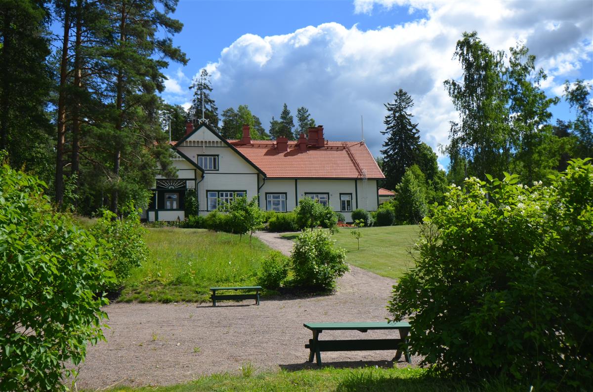 Päärakennus rannasta, lännestä päin kuvattuna.&nbsp;(Päivi Makkonen&nbsp;2026)