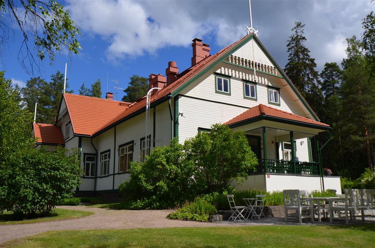 Päärakennuksen keittiöpääty lounaasta päin kuvattuna. [Kohteen rakennukseen liitetty kuva]&nbsp;(Päivi Makkonen&nbsp;2026)