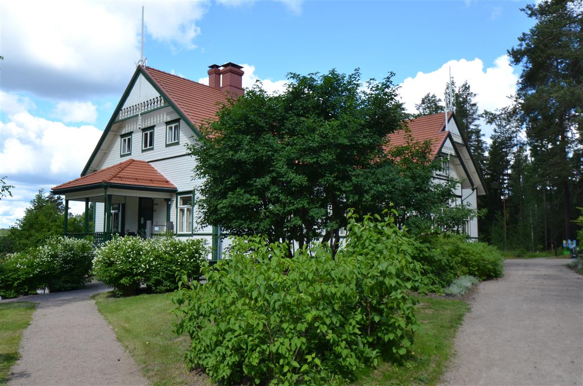 Päärakennus kaakosta päin kuvattuna. Vasemmalla käynti keittiöön, oikealla museotiloihin. [Kohteen rakennukseen liitetty kuva]&nbsp;(Päivi Makkonen&nbsp;2026)