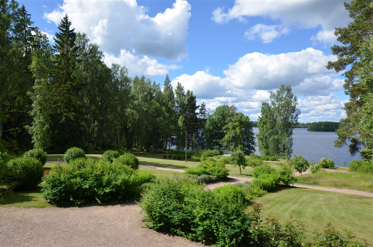 Näkymä Kotkaniemen päärakennukselta kohti puutarhaa ja Kivijärven rantaa.&nbsp;(Päivi Makkonen&nbsp;2026)