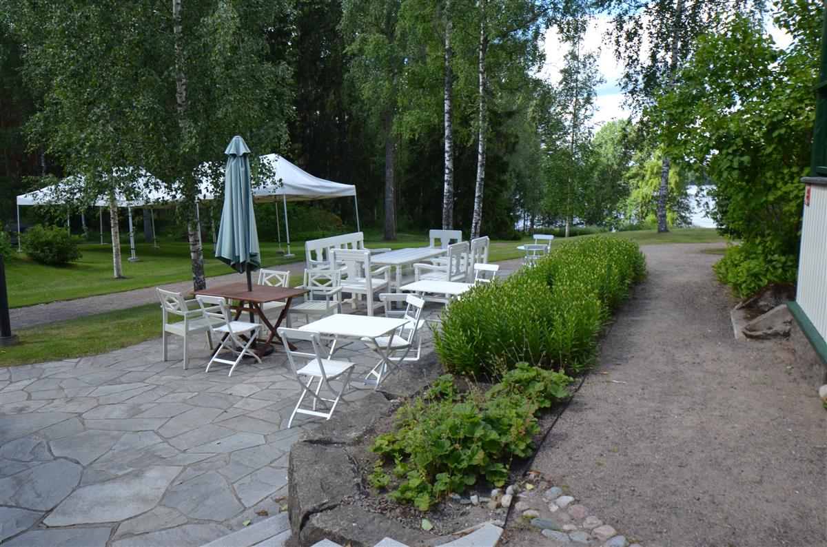 Näkymä päärakennuksen keittiöpäädyn kahviterassia kohti.&nbsp;(Päivi Makkonen&nbsp;2026)