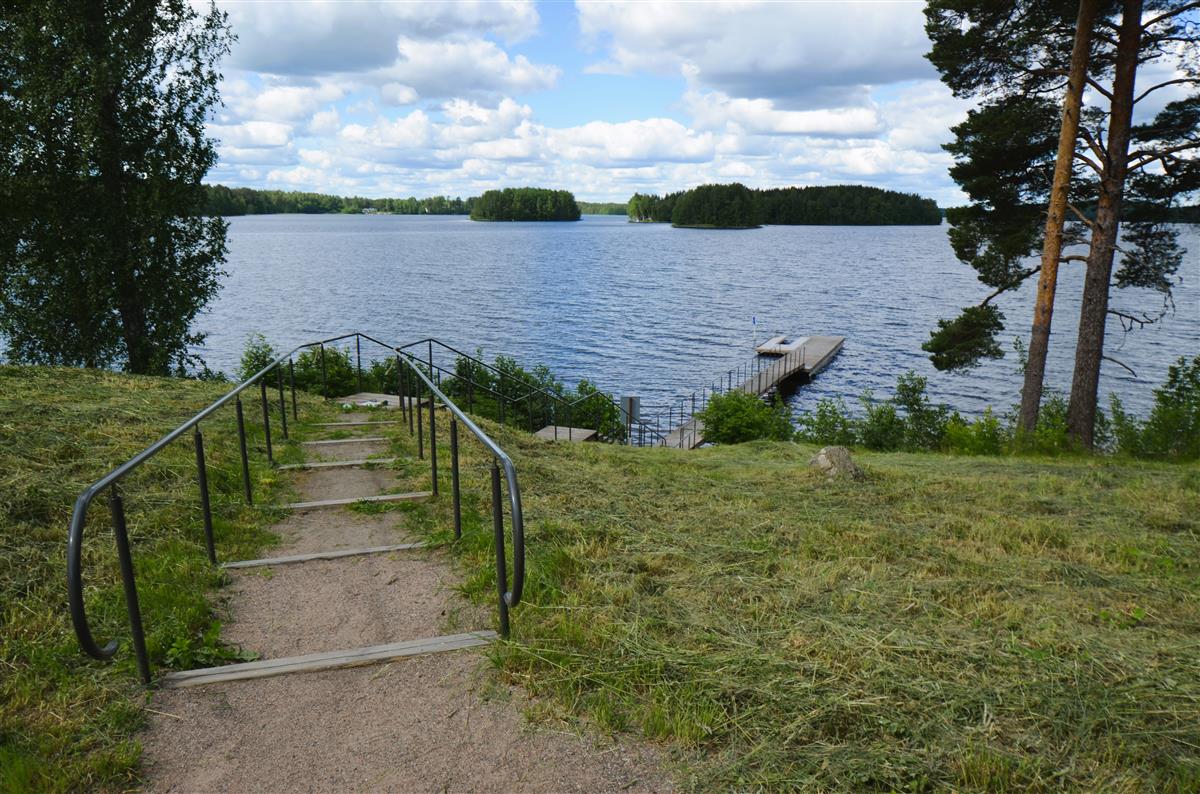 Näkymä puutarhasta kohti Kivijärven rantaa ja laituria.&nbsp;(Päivi Makkonen&nbsp;2026)