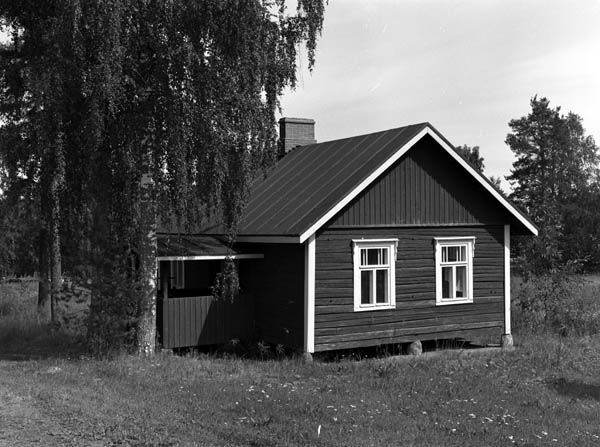 Meijerimuseorakennus vanhassa ympäristössä Särkisalmen Meijerisaaressa. Siirretty vuonna 2004 kirkolle Hauta-Ollin mökin viereen.&nbsp;(Arto Hämäläinen&nbsp;1986)