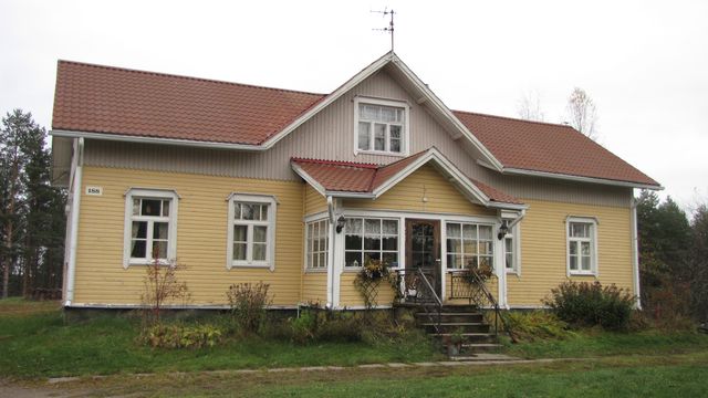 Päärakennus Uukuniementien suuntaan.&nbsp;(Niina Ahlfors&nbsp;lokakuu 2012)
