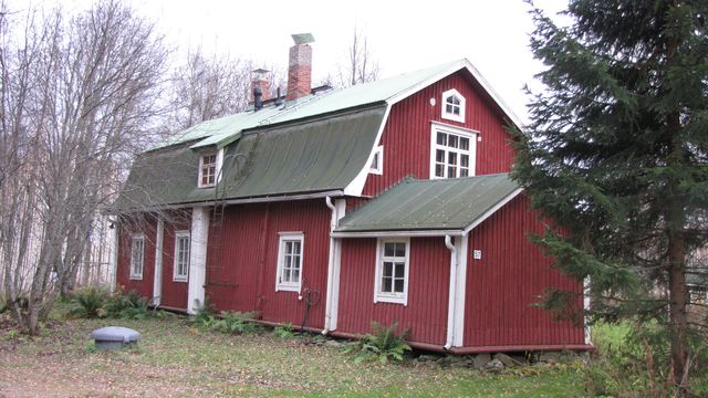 Päärakennus lännestä.&nbsp;(Niina Ahlfors&nbsp;lokakuu 2012)