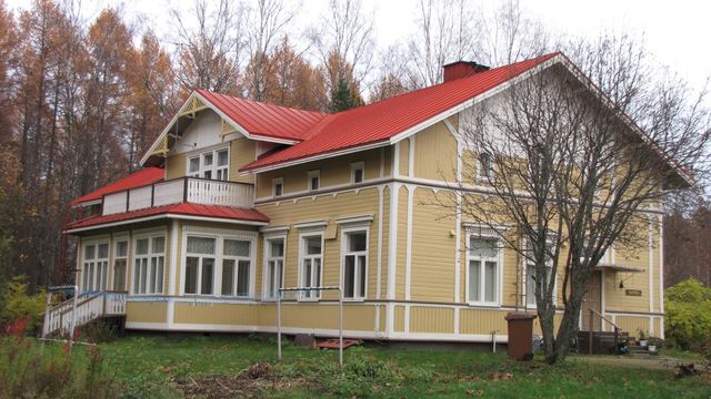 Päärakennus lounaasta.&nbsp;(Niina Ahlfors&nbsp;lokakuu 2012)