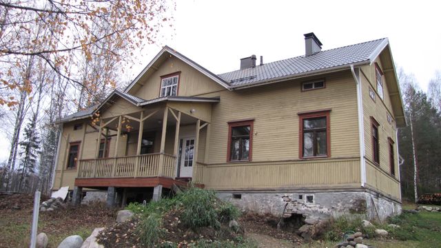 Päärakennus länteen.&nbsp;(Niina Ahlfors&nbsp;lokakuu 2012)