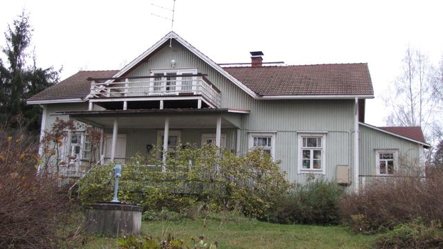 Päärakennus länteen.&nbsp;(Niina Ahlfors&nbsp;lokakuu 2012)