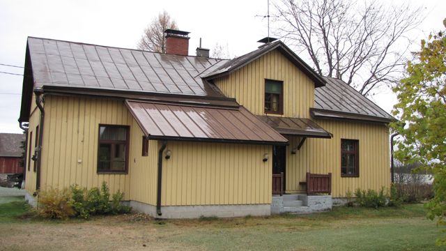 Päärakennus etelään.&nbsp;(Niina Ahlfors&nbsp;lokakuu 2012)