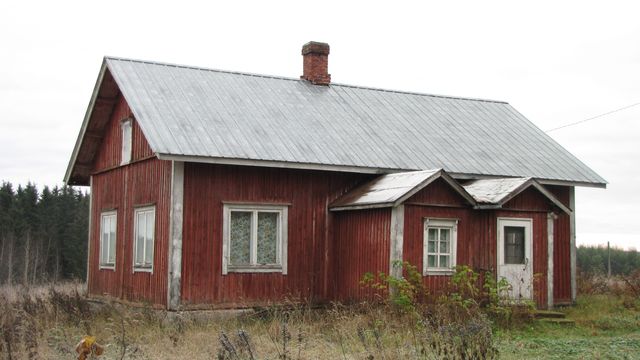 Rauhalan pihapiirin läheisyydessä sijaitseva naapurin päärakennus.&nbsp;(Niina Ahlfors&nbsp;lokakuu 2012)