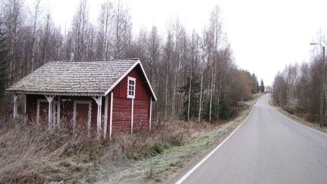 Pihapiirin ulkopuolella sijaitseva aittarakennus.&nbsp;(Niina Ahlfors&nbsp;lokakuu 2012)