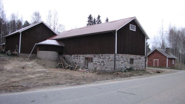 Etualalla navetta, takana saunarakennus.&nbsp;(Niina Ahlfors&nbsp;lokakuu 2012)