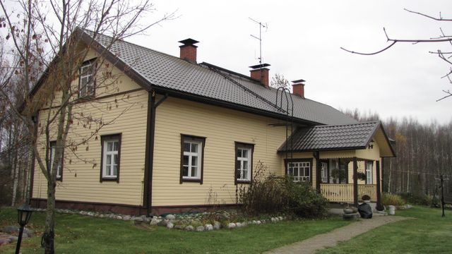 Päärakennus luoteeseen.&nbsp;(Niina Ahlfors&nbsp;lokakuu 2012)