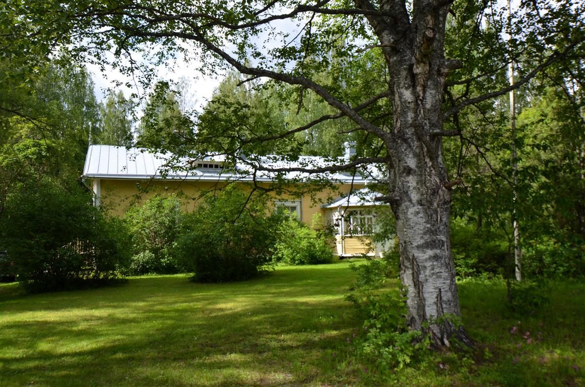 Mönttilän päärakennus kaakosta päin kuvattuna.&nbsp;(Päivi Makkonen&nbsp;2025)