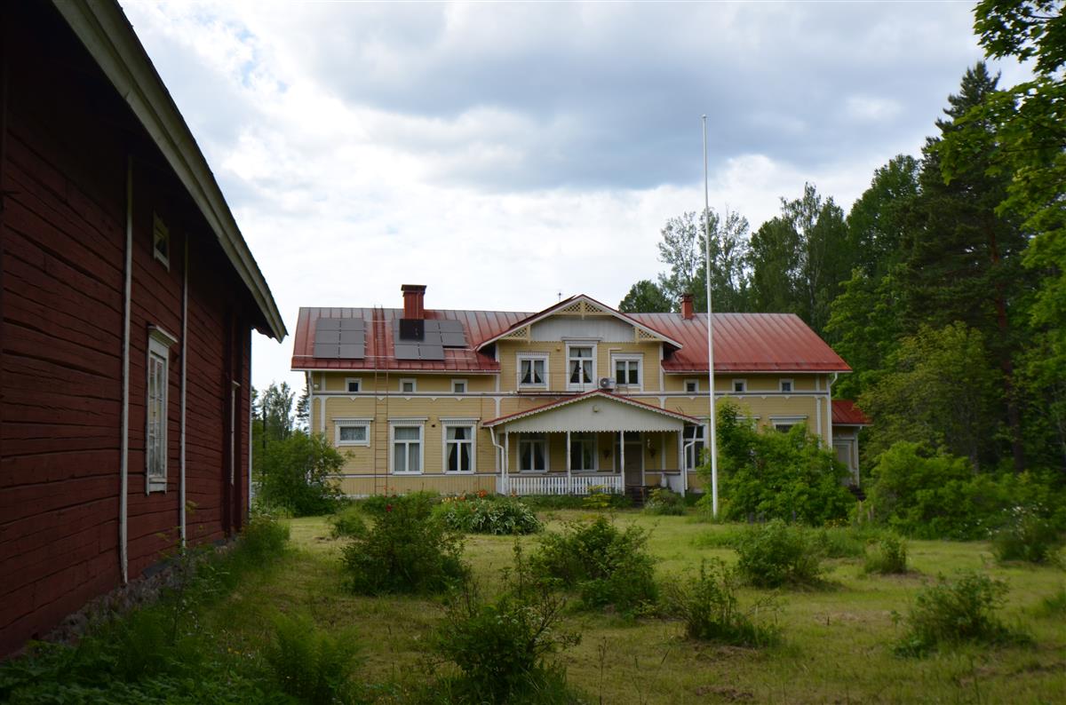 Kirkkoherran pappilan päärakennus idästä päin kuvattuna. Vasemmalla väentupa.&nbsp;(Päivi Makkonen&nbsp;2025)