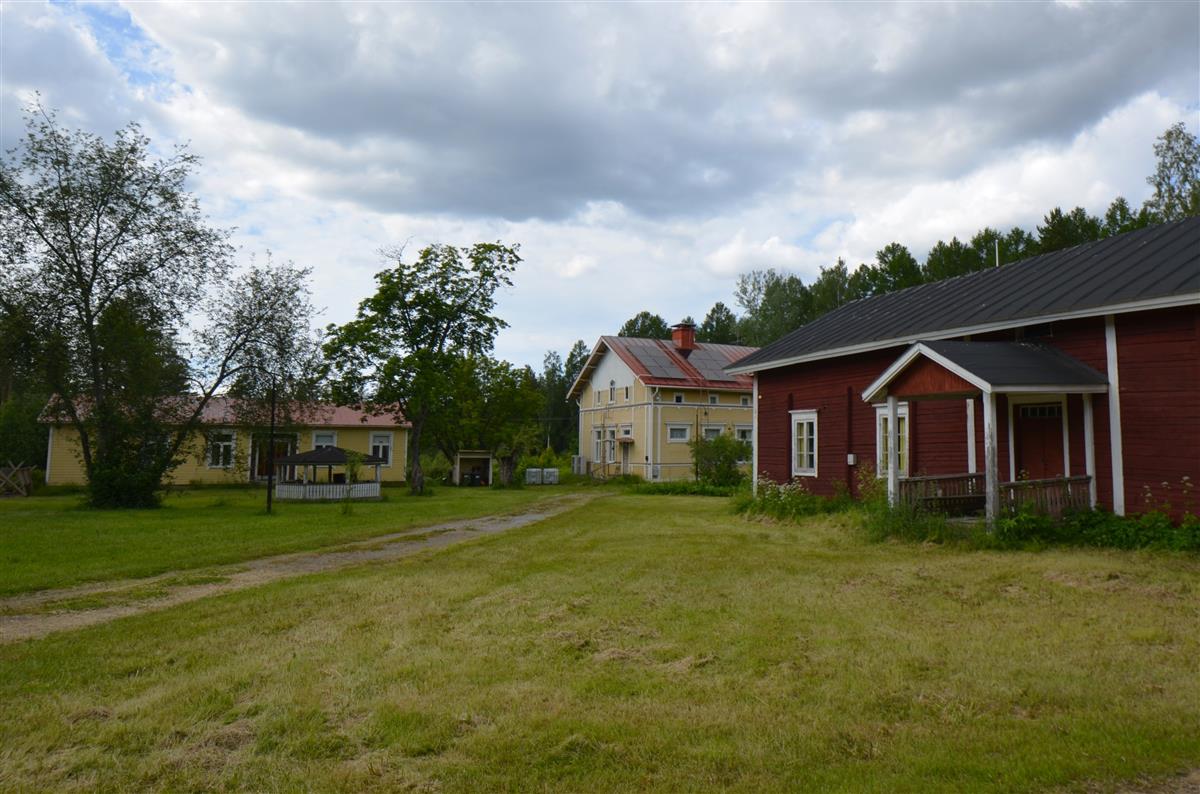 Kirkkoherran pappilan pihapiiriä kaakosta päin kuvattuna. Keskellä päärakennus, oikealla väentupa.&nbsp;(Päivi Makkonen&nbsp;2025)